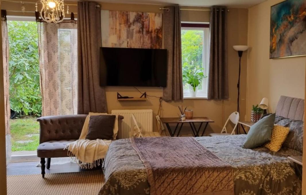 Spacious In West Molesey, Kt8 *